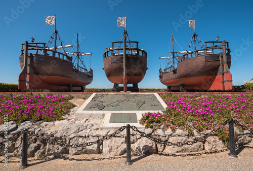 Tableau sur toile Santander, Spain - April 20, 2017: Monument to Christopher Colombus caravel Ship