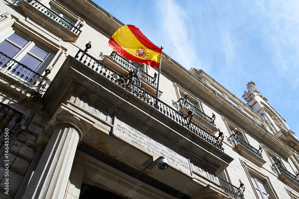 Obraz premium Flag of Spain on a government building