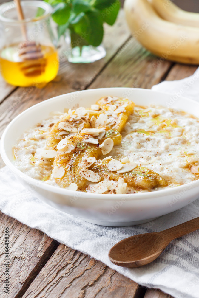 Oatmeal with caramelized bananas