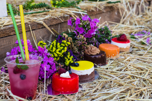  Refreshing lemonade with sweet cakes