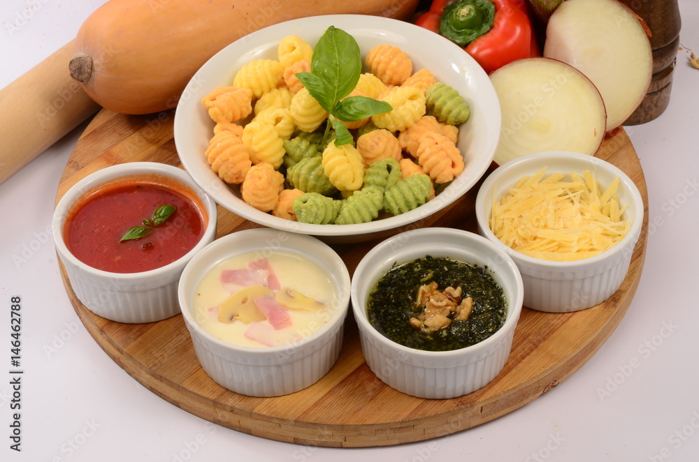 Φωτογραφία Noquis con verduras, zapallos, pesto, tomate, morron, trigo y otros