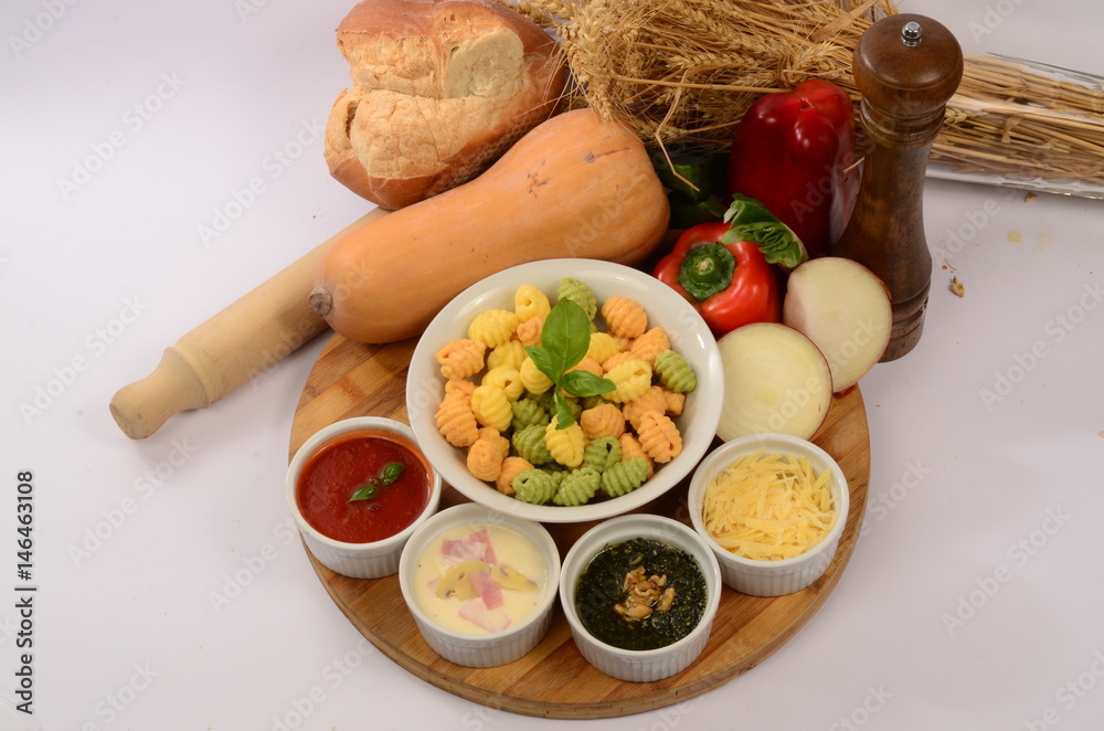 Φωτογραφία Noquis con verduras, zapallos, pesto, tomate, morron, trigo y otros