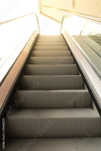Lifting escalator
