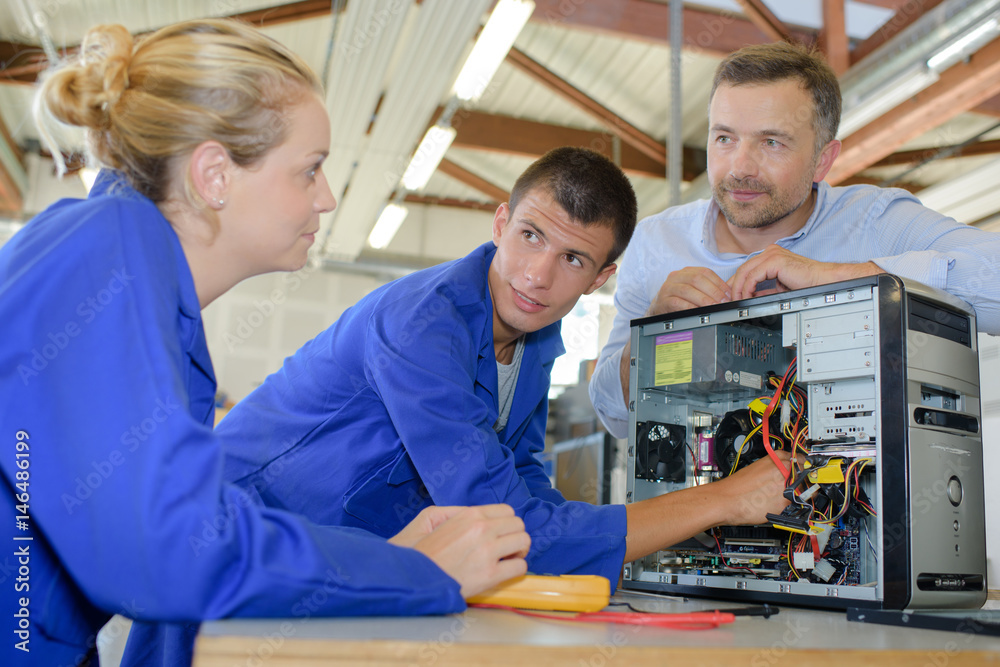 Obraz premium Technicians examining computer