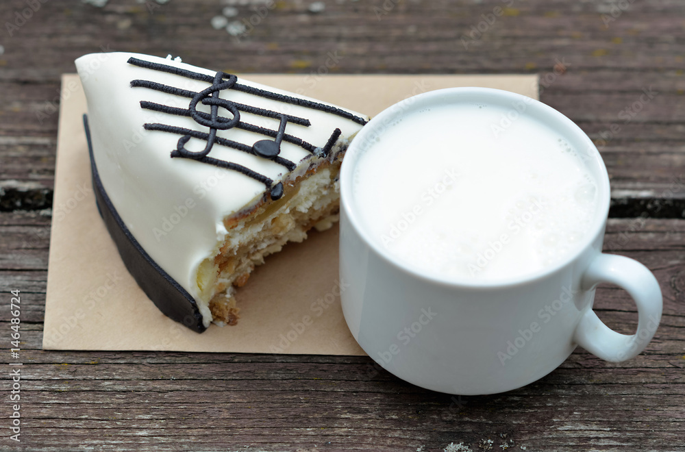 Кусок торта и чашка с молоком на деревянном столе Stock Photo | Adobe Stock