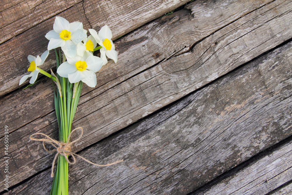 Obraz premium Bouquet of daffodils on a wooden background
