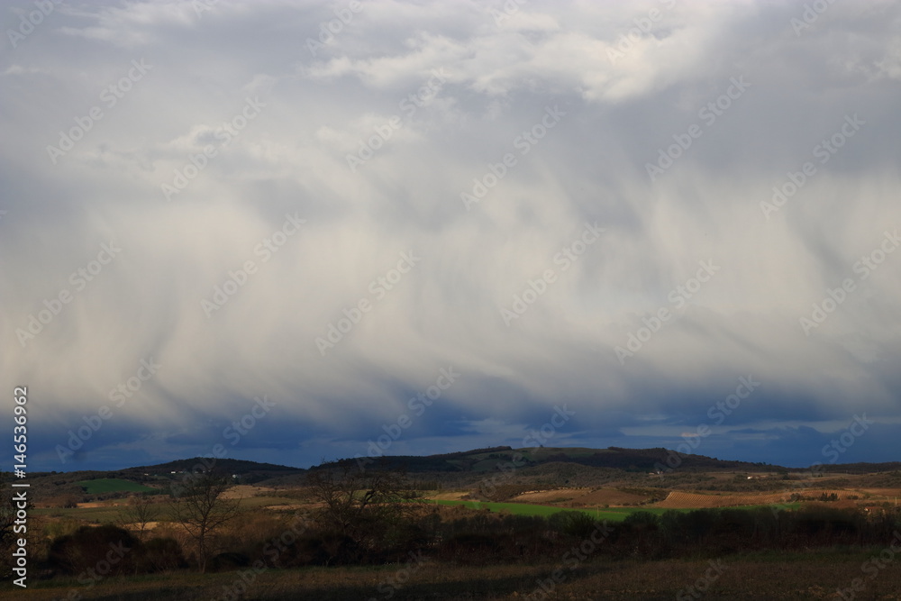 Nuages originaux dans l' Aude dans le sud de la France Nuages originaux dans l' Aude dans le sud de la France