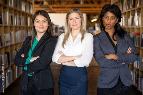 Quadro em tela Diverse multiethnic group of business women make strong team powerful stare conf