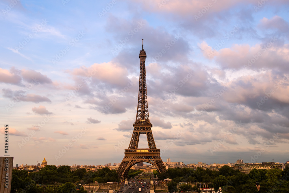 Fototapeta premium Eiffel Tower in colors of pink twilight Paris