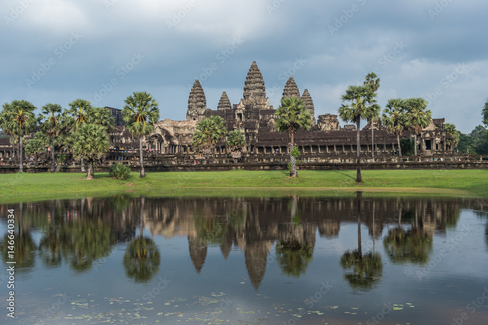 Naklejka premium Angkor Wat temple seen across the lake
