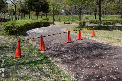 遊歩道　これより先立入禁止　カラーコーンとコーンバー