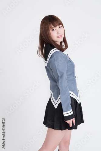 若い女性が制服を着ています。手の表情が豊かです。サイネージや広告宣伝に適した画像です。この画像の背景は、白です。