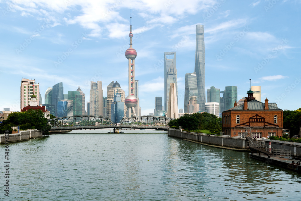 Obraz premium Shanghai skyline with historical Waibaidu bridge, in Shanghai China. Shanghai luajiazui finance and business district