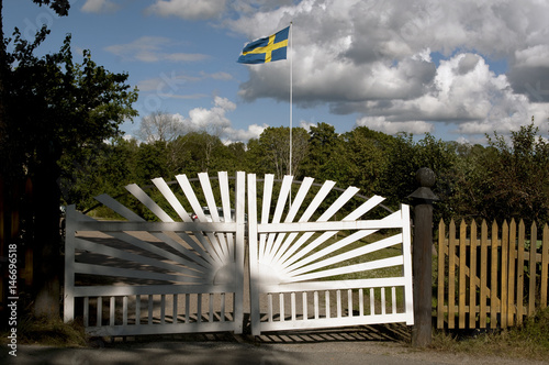 Svensk flagga och grind photo