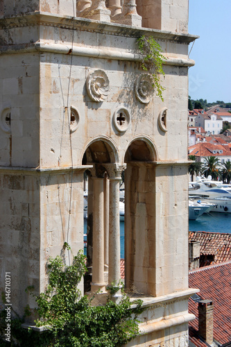 Detail am Glockenturm der Kirche Sv. Marka in der Altstadt von Hvar, Kroatien