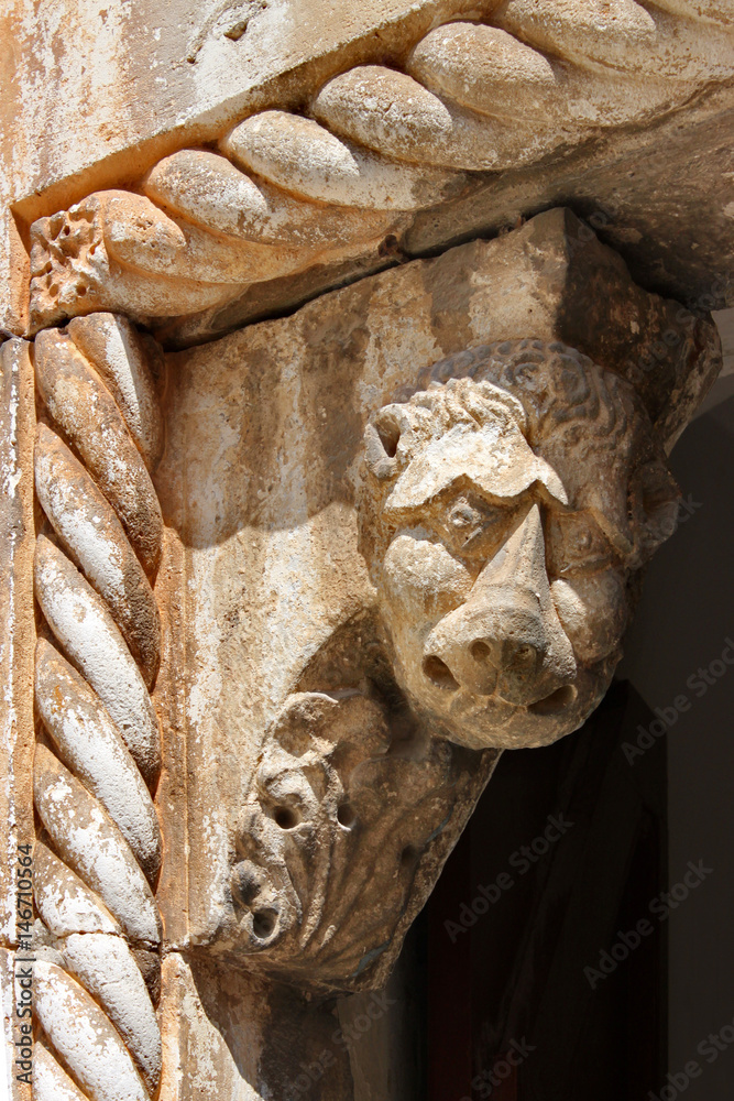 Obraz premium Löwenkopf am Portal der Kirche Sv. Duha in Hvar, Kroatien