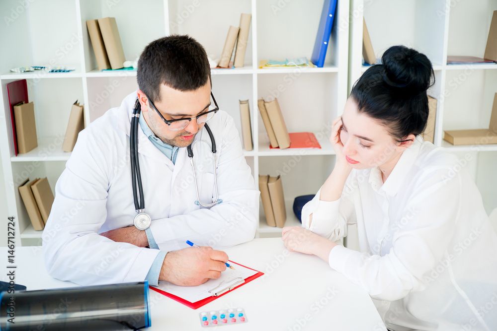 Obraz premium Doctor examining a woman