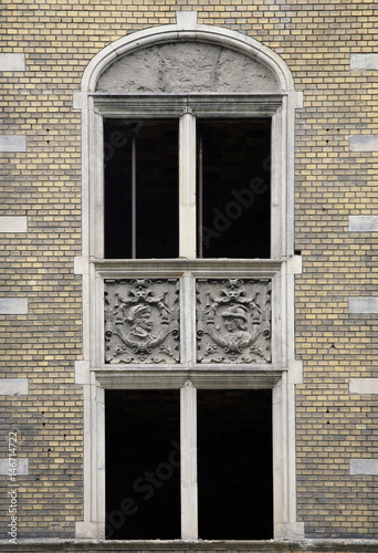 Fenster mit Sandsteinrelief