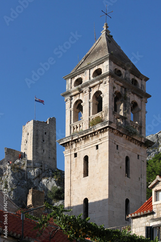 Zwei Türme in der Altstadt von Omis – Burgturm und Kirche Sv. Mihovil