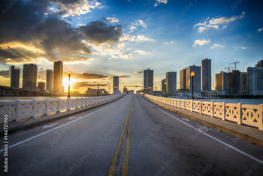 Obraz premium Zachód słońca na moście z widokiem na centrum Miami