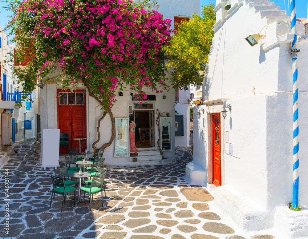 Fototapeta bielone wąska ulica na wyspie Mykonos, Cyklady, Grecja