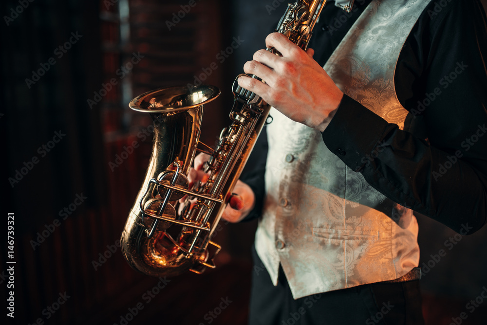 Obraz premium Jazz man hands holding saxophone closeup