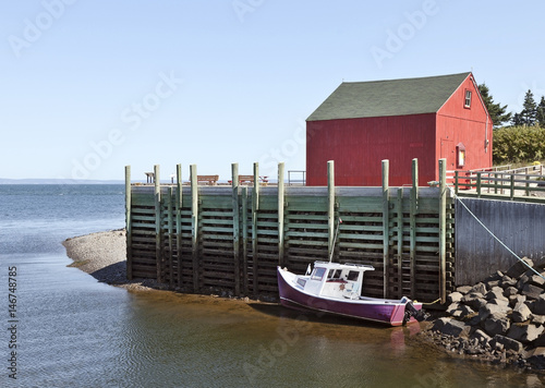 Fotografija Hall's Harbour is a fishing community in the Canadian province of Nova Scotia, located in Kings County on the North Mountain along the shore of the Bay of Fundy