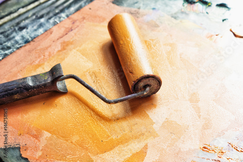 Roller for applying paint on printed form