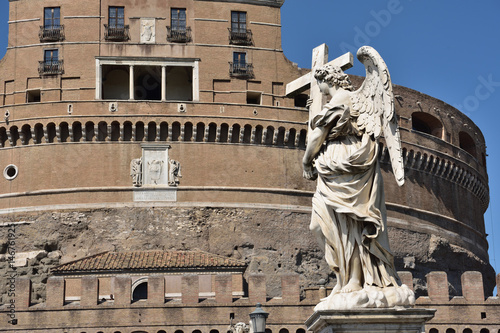 Statue auf der Engelsbrücke mit Engelsburg | Rom