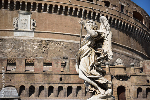 Statue auf der Engelsbrücke mit Engelsburg | Rom photo