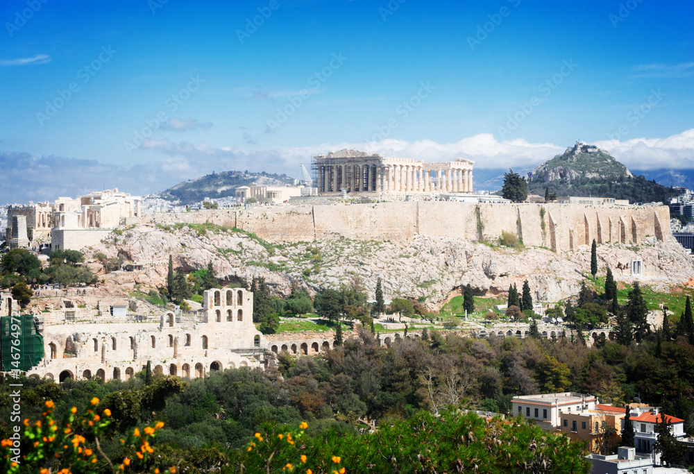 Naklejka premium Znani panoramę Aten ze wzgórzem Akropol, Pathenon, Amfiteatr Herod Attyka i Wzgórze Lykabettus, Ateny Greecer, stonowany retro