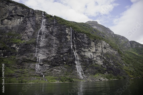 norwegen,wasserfall im geiranger fjord