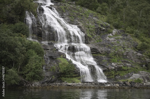 wasserfall im geiranger fjord