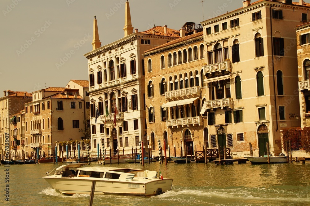 Eindrücke von den Wasserstraßen in Venedig / Italien