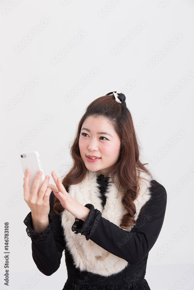 着飾る女性・白バック