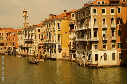 Eindrücke von einem Kanal in Venedig / Italien