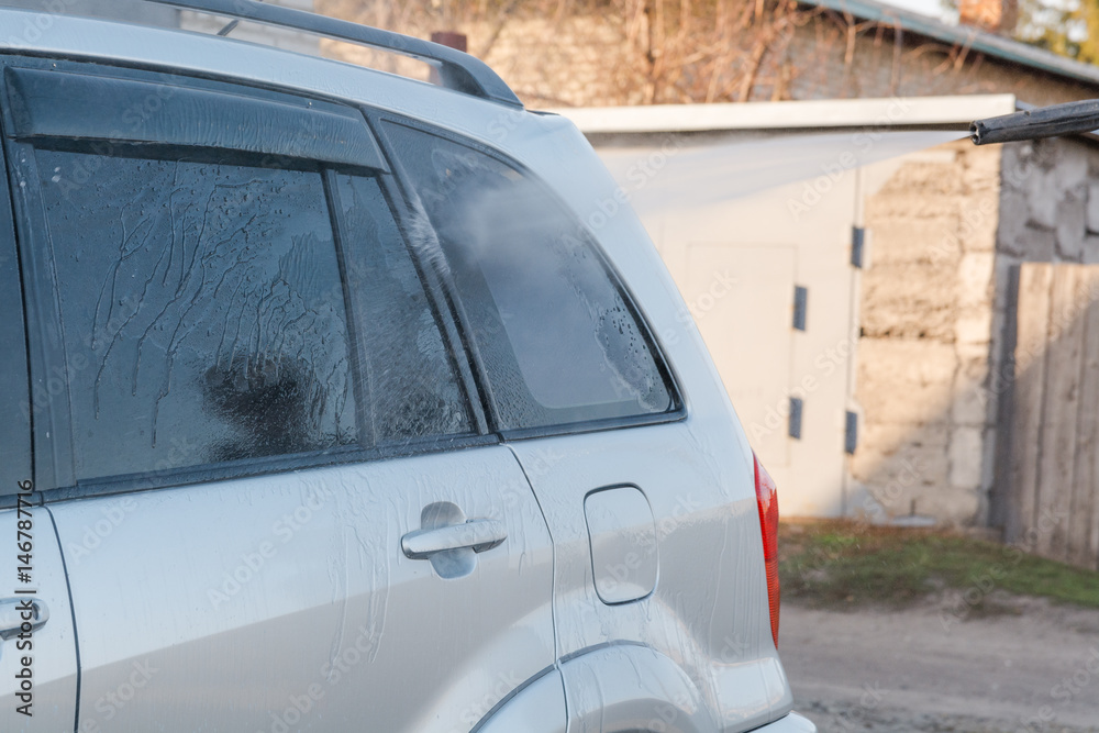 To wash the car with the high-pressure apparatus. To wash the car with the high-pressure apparatus.