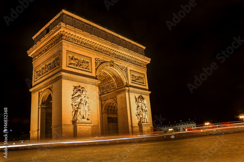 Paris attraction arch © BeenThere