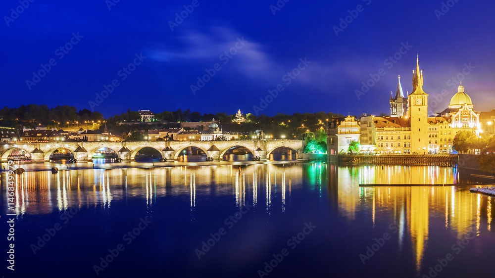 Obraz premium Night view of the Charles Bridge in Prague, Czech Republic