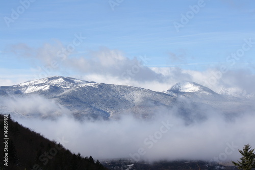 Brouillard dans les Pyrénées ariégeoises, Donezan, Occitanie dans le sud de la France © arenysam