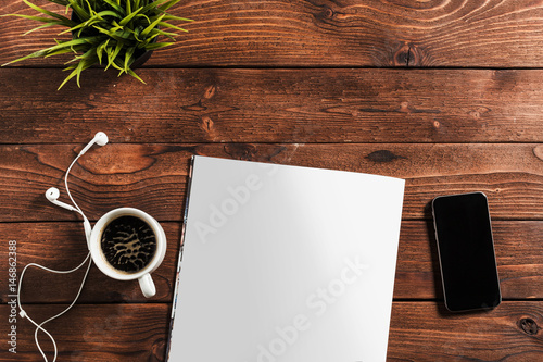Φωτογραφία Blank book or magazine cover on wood background