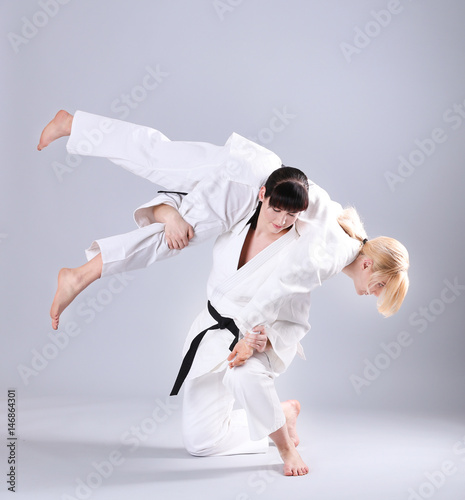 Young sporty women practici...