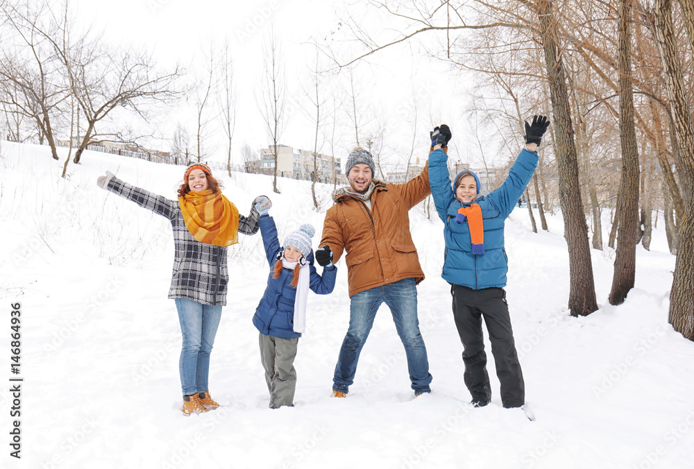 Naklejka premium Happy family in winter park