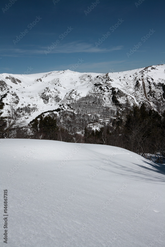 Obraz premium Montagnes enneigées dans les Pyrénées ariégeoises, Donezan, Occitanie dans le sud de la France