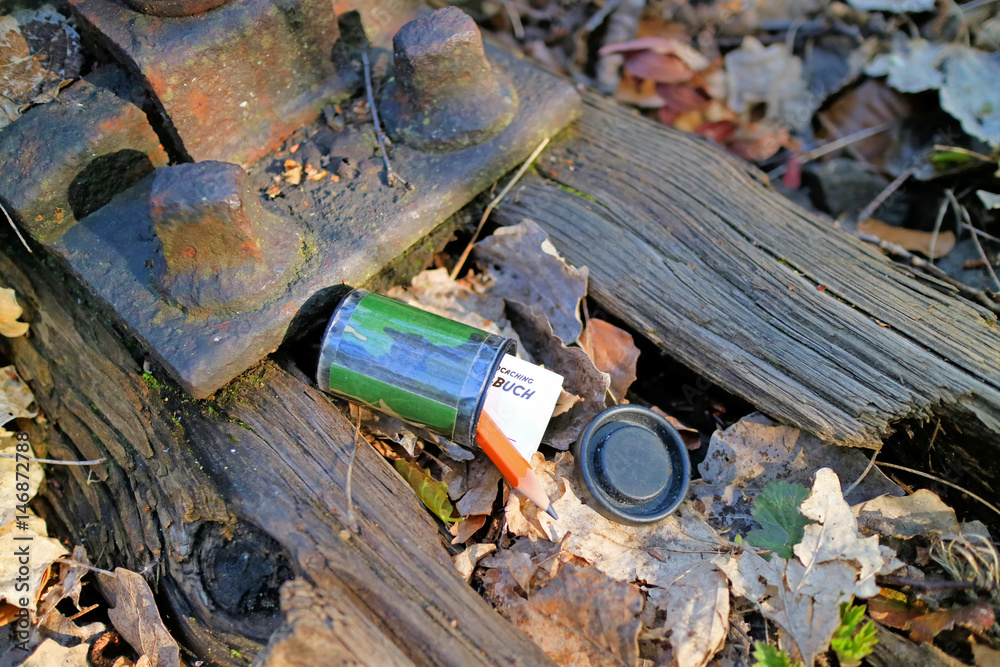 Fototapeta premium Geocache an Bahnschiene