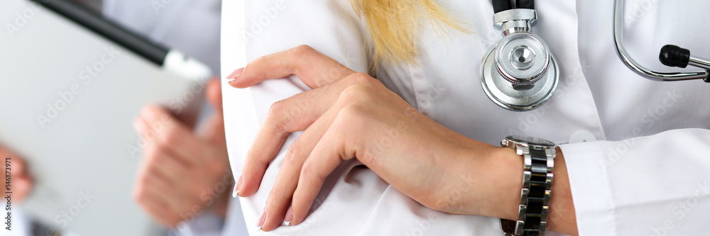 Naklejka premium Female doctor hands crossed on her chest in office