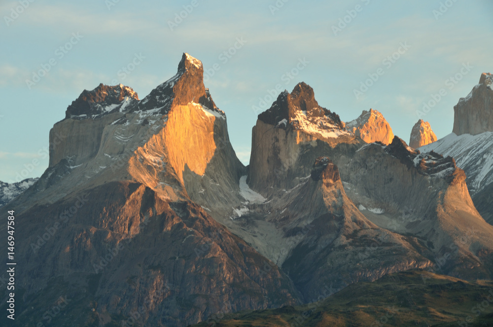 Torres del Paine und Cuernos del Paine am frühen Morgen