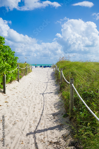 Εκτύπωση καμβά Walkway to famous South Beach, Miami Beach, Florida