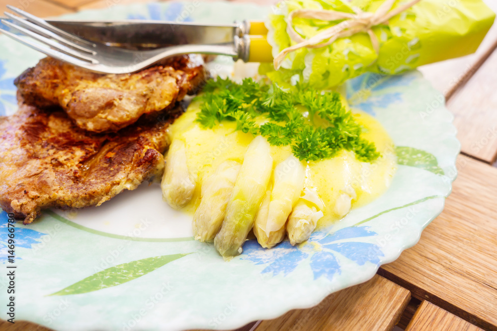 Spargel mit Sauce Hollandaise und Steak Spargel mit Sauce Hollandaise und Steak