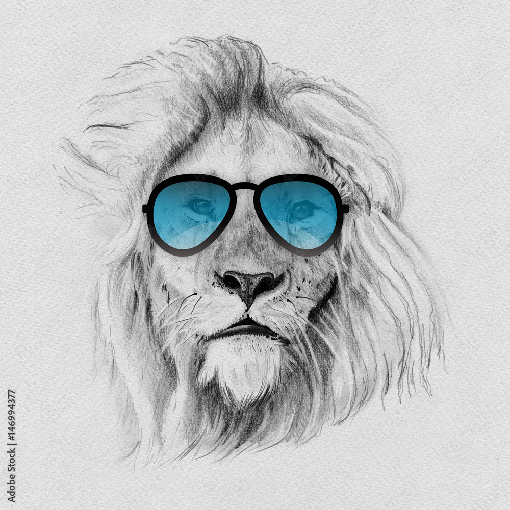 Obraz premium Portret lwa rysowane odręcznie ołówkiem w okularach przeciwsłonecznych